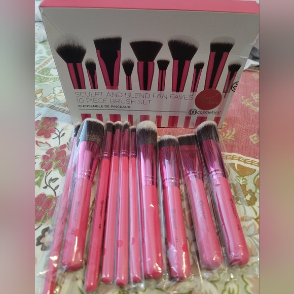 ❌️SOLD 🔵2/$60 - BH COSMETICS Fan Faves Brush Set (10pc) - Picture 1 of 5